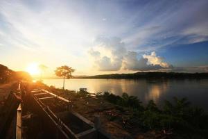 hermosa silueta amanecer y puesta de sol es crepúsculo en el cielo y reflexiones en el mekong río es tailandés-laos frontera a chaingkhan distrito Tailandia foto