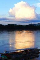 tradicion de largo cola barco y pescador en hermosa puesta de sol crepúsculo a khong río el tailandés-laos frontera chaingkhan distrito Tailandia foto