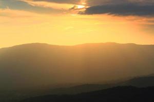 hermosa paisaje capas de montaña y brumoso en colina Valle en dorado crepúsculo de puesta de sol a Tailandia foto