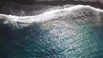 oben Aussicht von ein verlassen Strand. Küste von das Insel von Teneriffa. Antenne Drohne Aufnahmen von Meer Wellen erreichen Ufer video