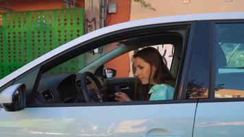 femme est en colère car sa voiture a cassé bas, jette le clé en dehors le fenêtre et feuilles video