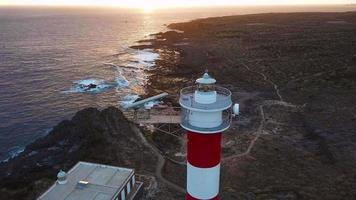 vue de le la taille de le phare faro de rasca sur le Ténérife, canari îles, Espagne. sauvage côte de le atlantique video