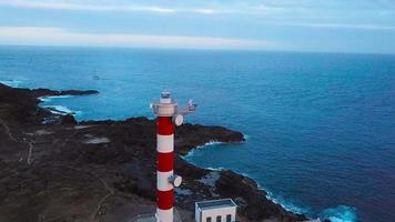 visie van de hoogte van de vuurtoren Faro de raska Aan de tenerife, kanarie eilanden, Spanje. wild kust van de atlantic video