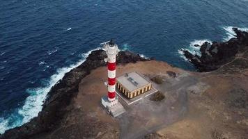 visie van de hoogte van de vuurtoren Faro de raska Aan de tenerife, kanarie eilanden, Spanje. wild kust van de atlantic video