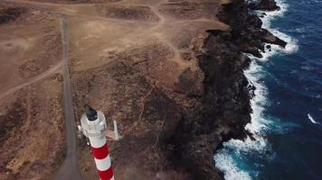 Visualizza a partire dal il altezza di il faro faro de rasca su il tenerife, canarino isole, Spagna. selvaggio costa di il atlantico video