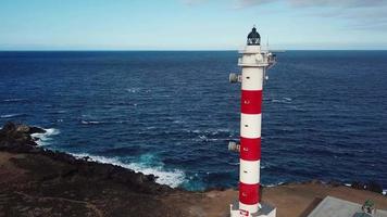 visie van de hoogte van de vuurtoren Faro de raska Aan de tenerife, kanarie eilanden, Spanje. wild kust van de atlantic video