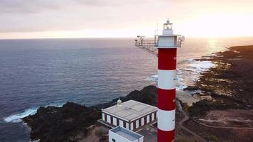 se från de höjd av de fyr faro de rasca på de teneriffa, kanariefågel öar, Spanien. vild kust av de atlanten video