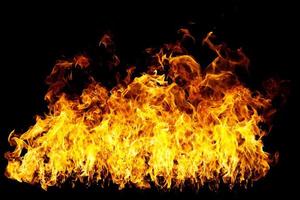 real cortafuegos y caliente llamas son ardiente en un negro antecedentes. foto