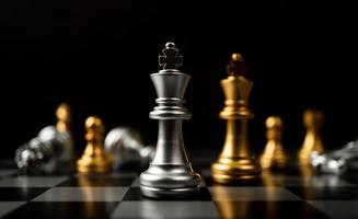 plata Rey ajedrez en pie en frente de otro ajedrez, concepto de un líder debe tener valor y desafío en el competencia, liderazgo y negocio visión para un ganar en negocio juegos foto