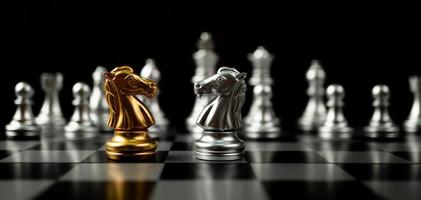 dorado y plata caballo ajedrez piezas invitación cara a cara y allí son plata ajedrez piezas en el antecedentes. concepto de compitiendo, liderazgo y negocio visión para un ganar en negocio juegos foto