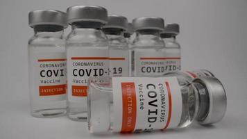 een macro video van glas flesjes van de covid-19 vaccin