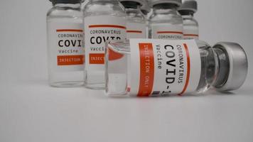 een macro video van glas flesjes van de covid-19 vaccin