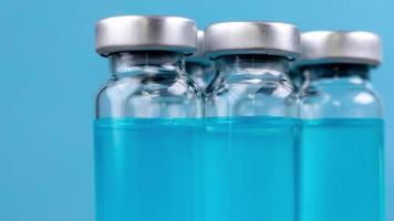 een macro schot van glas flesjes met blauw gekleurd vloeistof video