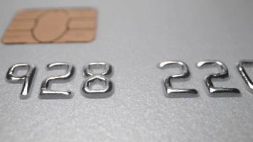 panorámica Disparo de crédito tarjeta números en un azul banco pago tarjeta video