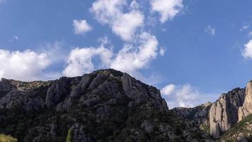 Monserrate montanhas, Barcelona Espanha com nuvens video