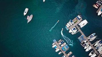 volo al di sopra di un' bacino con un' lotto di yachts e Barche - tiro a partire dal un' fuco video