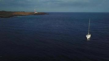 Aussicht von das Höhe von das Yacht in der Nähe von das Leuchtturm aus das Küste von Teneriffa, Kanarienvogel Inseln, Spanien video