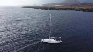 vue de le la taille de le yacht près le phare de le côte de Ténérife, canari îles, Espagne video