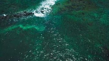 aéreo pesquisa a partir de uma zangão sobre a superfície do a oceano video