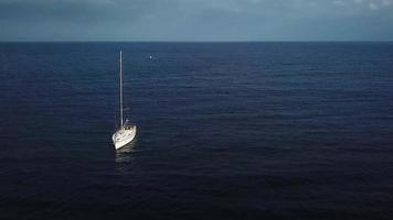 Visualizza a partire dal il altezza di il yacht vicino il faro via il costa di tenerife, canarino isole, Spagna video