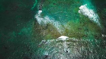 aereo sondaggio a partire dal un' fuco al di sopra di il superficie di il oceano video