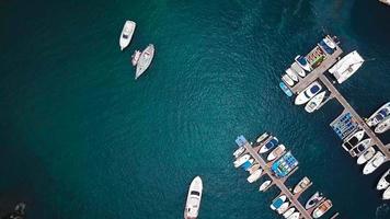 Flug Über ein Dock mit ein Menge von Yachten und Boote - - Schießen von ein Drohne video