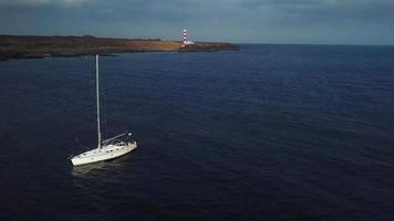 vue de le la taille de le yacht près le phare de le côte de Ténérife, canari îles, Espagne video