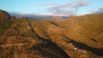 se från de höjd av de stenar och lindning väg i de masca på solnedgång, teneriffa, kanariefågel öar, Spanien. video