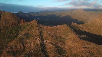 vue de le la taille de le rochers et enroulement route dans le masca à coucher de soleil, Ténérife, canari îles, Espagne. video