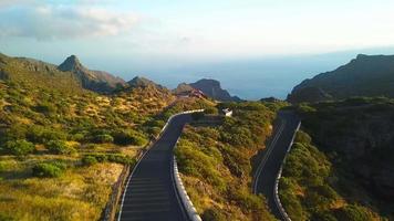 ver desde el altura de el rocas y devanado la carretera en el masca a atardecer, tenerife, canario islas, España. video