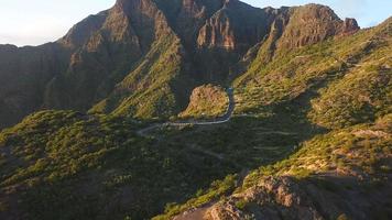 se från de höjd av de stenar och lindning väg i de masca på solnedgång, teneriffa, kanariefågel öar, Spanien. video