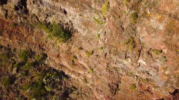 ver desde el altura de el rocas y devanado la carretera en el masca a atardecer, tenerife, canario islas, España. video