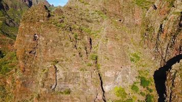 se från de höjd av de stenar och lindning väg i de masca på solnedgång, teneriffa, kanariefågel öar, Spanien. video