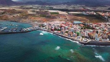 Visão a partir de a altura do a cidade em a atlântico costa. tenerife, canário ilhas, Espanha video