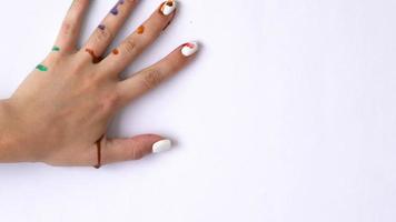 creativo concepto - hombre y mujer hacer huellas dactilares de su pintado manos en un blanco antecedentes video
