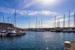 paisaje con un Puerto con yates en el Español ciudad de puerto rico en el canario isla de gran canaria foto