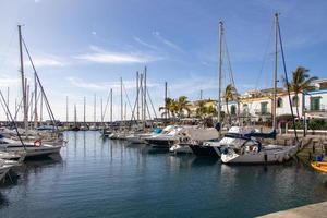 paisaje con un Puerto con yates en el Español ciudad de puerto rico en el canario isla de gran canaria foto