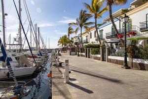 paisaje con un Puerto con yates en el Español ciudad de puerto rico en el canario isla de gran canaria foto