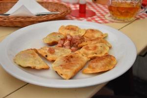 frito empanadillas en un plato foto