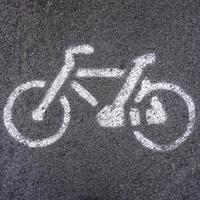 bicicleta tráfico firmar en el bicicleta carril foto