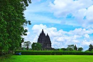 prambanan templo verde césped con hermosa cielo en verano foto