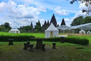 mesa sillas hecho de natural Roca con el antecedentes de el prambanan templo, central Java, Indonesia foto