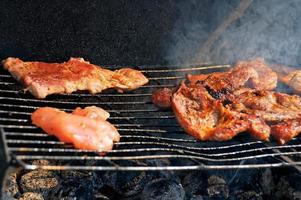 primer plano de carne a la parrilla foto