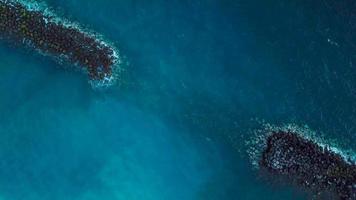 oben Aussicht von ein verlassen schwarz vulkanisch Strand. Küste von das Insel von Teneriffa. Antenne Drohne Aufnahmen von Meer Wellen erreichen video