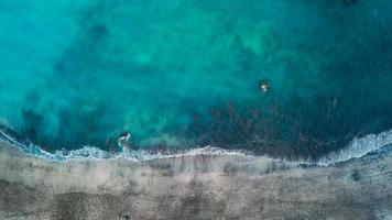 oben Aussicht von ein verlassen schwarz vulkanisch Strand. Küste von das Insel von Teneriffa. Antenne Drohne Aufnahmen von Meer Wellen erreichen video