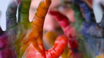 creativo concepto - masculino pintado manos alegremente moverse su dedos video