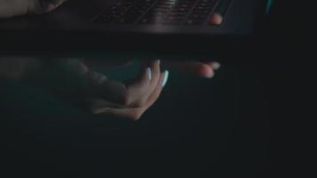 mani di donna ufficio lavoratore digitando su il tastiera a notte video