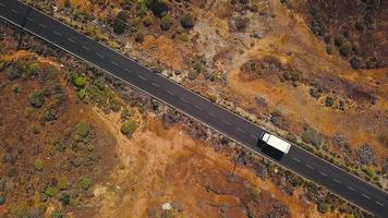 top visie van een auto ritten langs een woestijn weg Aan tenerife, kanarie eilanden, Spanje video