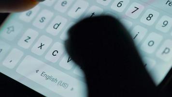vrouw handen typen of sms'en met een smartphone. wit, verlicht achtergrond video