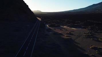 antenne visie van de teide nationaal park Bij zonsondergang, vlucht over- de bergen en gehard lava. tenerife, kanarie eilanden video